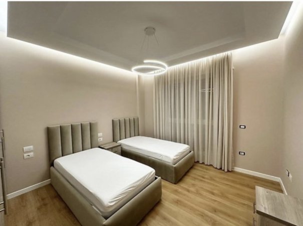Tirane, jepet me qera apartament 3+1 Kati 2, 170 m² 1.800 € (Liqeni i Thate.)