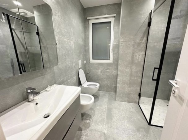 Tirane, jepet me qera apartament 3+1 Kati 2, 170 m² 1.800 € (Liqeni i Thate.)