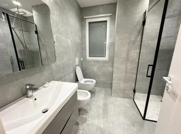 Tirane, jepet me qera apartament 3+1 Kati 2, 170 m² 1.800 € (Liqeni i Thate.)