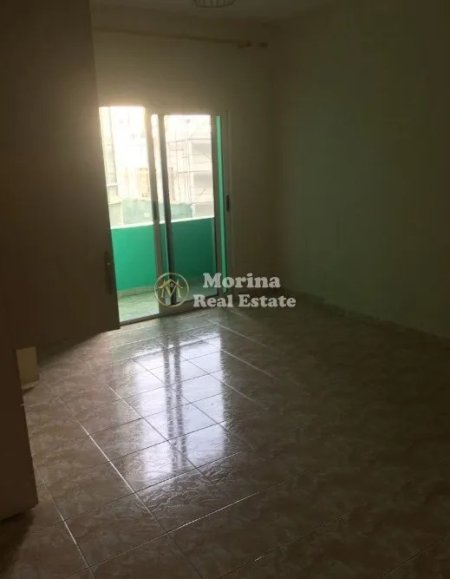 Tirane, jepet me qera apartament 3+1 Kati 3, 120 m² 700 € (Komuna e Parisit)