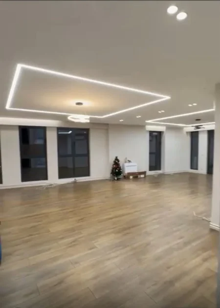 Tirane, jepet me qera ambjent biznesi Kati 2, 240 m² 4.500 € (PRANE QENDRES)