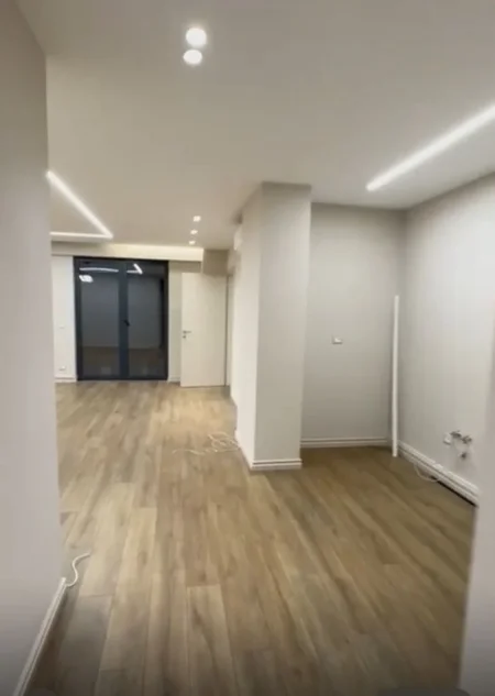 Tirane, jepet me qera ambjent biznesi Kati 2, 240 m² 4.500 € (PRANE QENDRES)