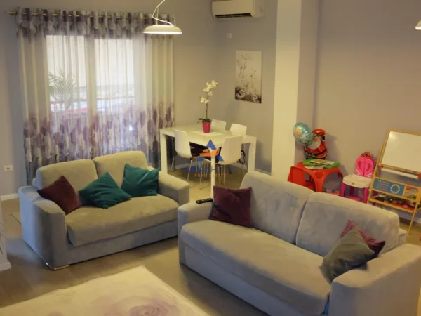 Tirane, jepet me qera apartament 1+1+Ballkon Kati 1, 83 m² 624 € 