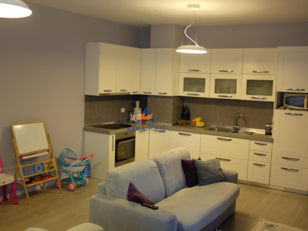 Tirane, jepet me qera apartament 1+1+Ballkon Kati 1, 83 m² 624 € 