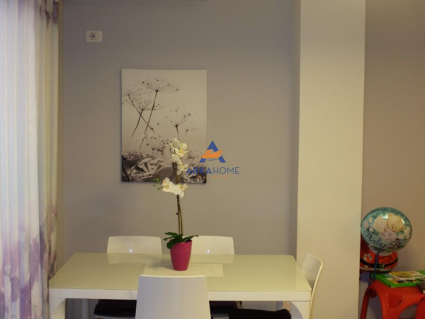 Tirane, jepet me qera apartament 1+1+Ballkon Kati 1, 83 m² 624 € 