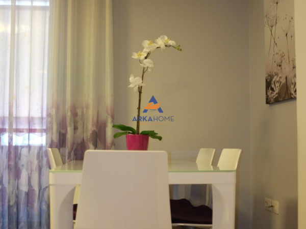 Tirane, jepet me qera apartament 1+1+Ballkon Kati 1, 83 m² 624 € 