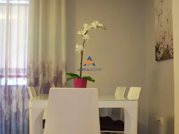 Tirane, jepet me qera apartament 1+1+Ballkon Kati 1, 83 m² 624 € 
