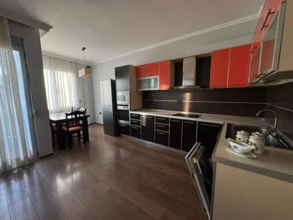 Tirane, jepet me qera apartament 2+1+Ballkon Kati 8, 105 m² 800 € (SELVIA)