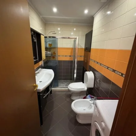 Tirane, jepet me qera apartament 2+1+Ballkon Kati 8, 105 m² 800 € (SELVIA)