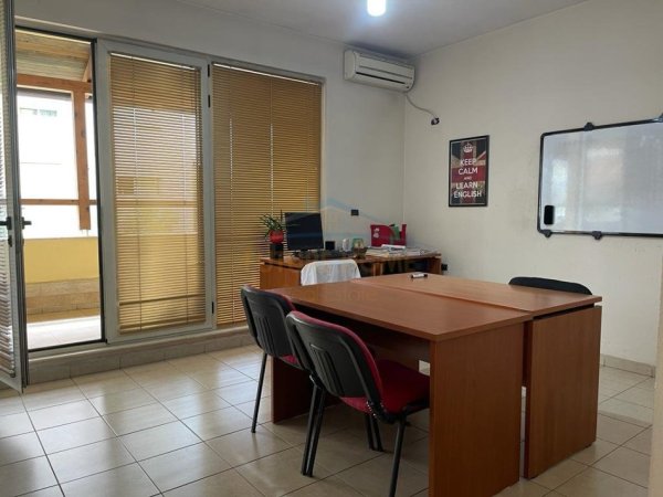 Tirane, jepet me qera zyre Kati 2, 197 m² 1.000 € (DON BOSKO)
