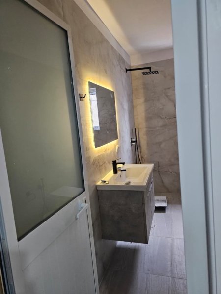 Tirane, jepet me qera zyre Kati 5, 74 m² 800 € (QENDER)