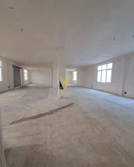 Tirane, jepet me qera ambjent biznesi Kati 0, 1.280 m² 13.000 € (VAQARR)