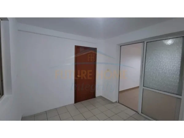Tirane, jepet me qera ambjent biznesi Kati 0, 50 m² 416 € (STADIUMI DINAMO)