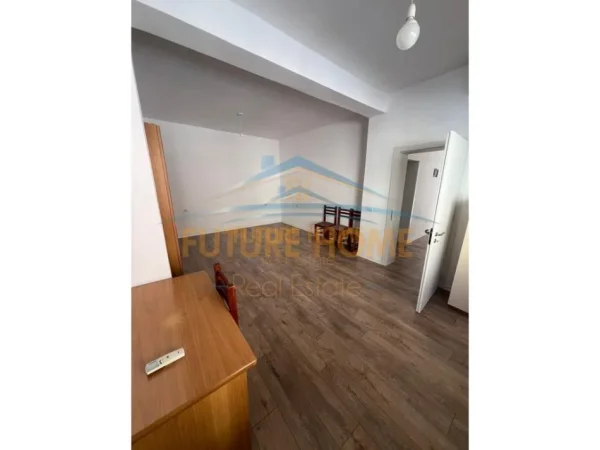 Tirane, jepet me qera zyre Kati 1, 25 m² 300 € (MYSLYM SHYRI)