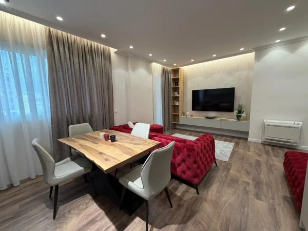 Tirane, jepet me qera apartament 1+1 Kati 7, 70 m² 1.000 € (Pazari i Ri)