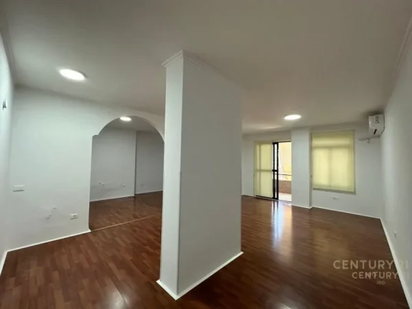 Tirane, jepet me qera ambjent biznesi Kati 2, 119 m² 1.500 € 