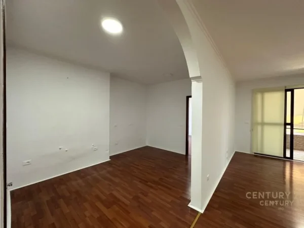Tirane, jepet me qera ambjent biznesi Kati 2, 119 m² 1.500 € 