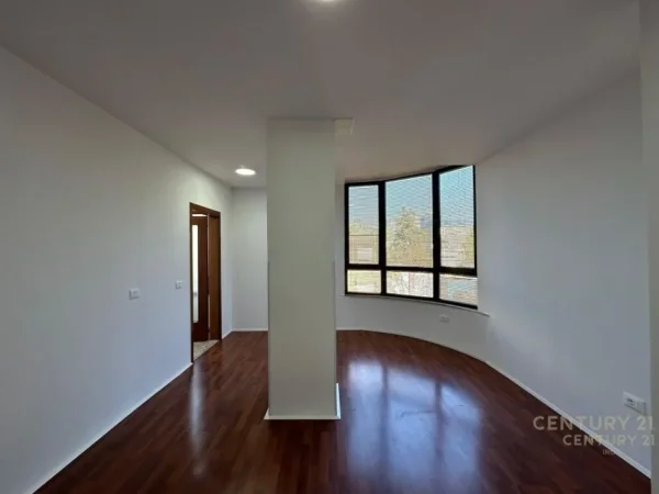 Tirane, jepet me qera ambjent biznesi Kati 2, 119 m² 1.500 € 