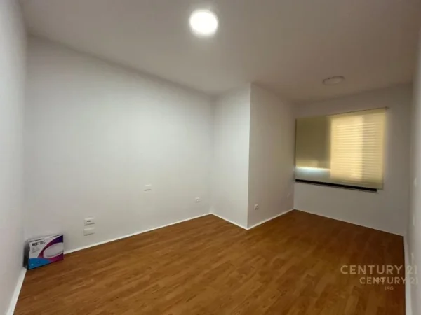 Tirane, jepet me qera ambjent biznesi Kati 2, 119 m² 1.500 € 