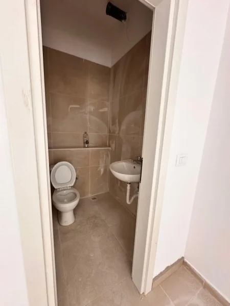 Tirane, jap me qera ambjent biznesi Kati 0, 45 m² 500 € - ALI DEMI