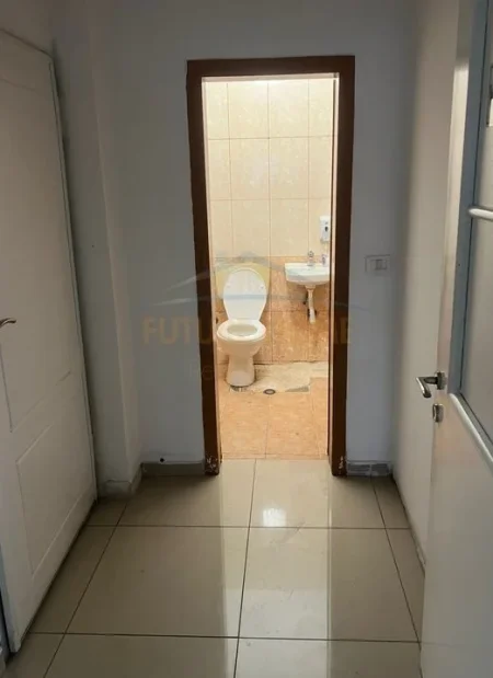 Qera, Ambient , Unaza e Re