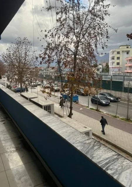 Qera, Ambient , Unaza e Re