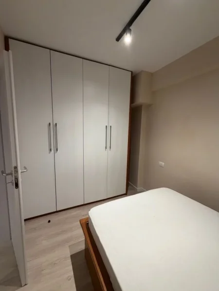 Tirane, jepet me qera apartament 2+1 Kati 1, 55 m² 500 € (Oxhaku)