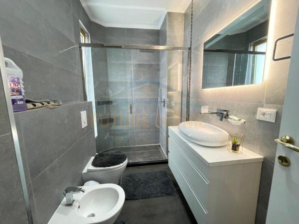 Tirane, jepet me qera apartament 2+1+Ballkon Kati 8, 120 m² 2.100 € (Air Albania,Tirane)