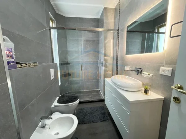 Tirane, jepet me qera apartament 2+1+Ballkon Kati 8, 120 m² 2.100 € (Air Albania,Tirane)