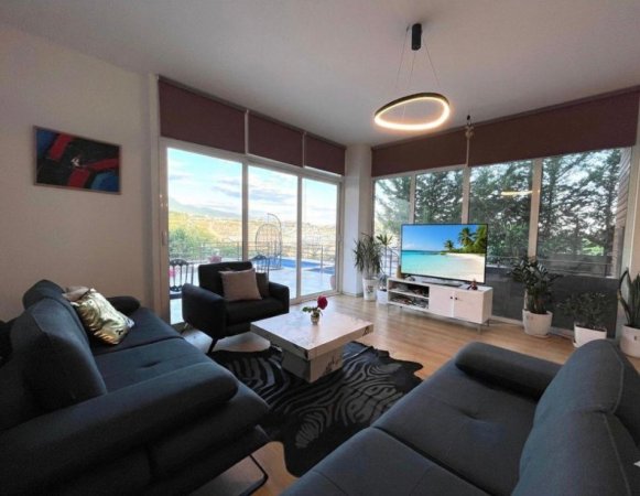 Tirane, jepet me qera apartament 3+1 , 200 m² 2.500 € 