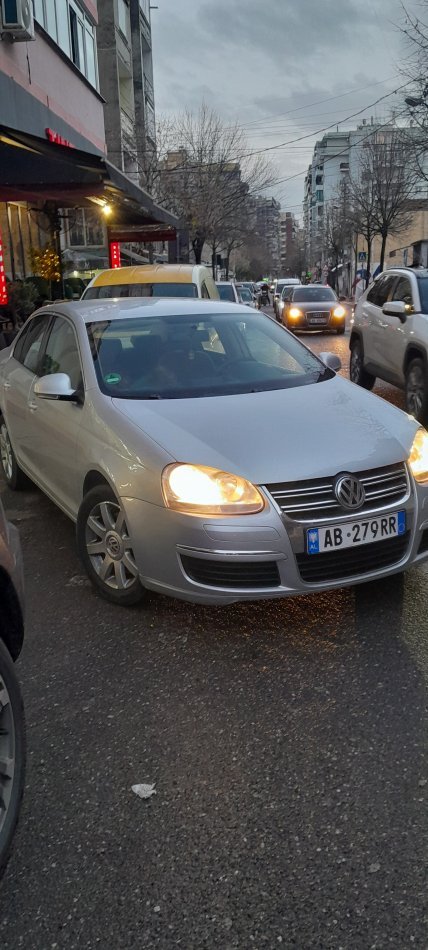 Tirane, shes makine WOLSVAGEN JEETA Benzin, gri metalizato manuale Klima 215.000 km 3.200 €