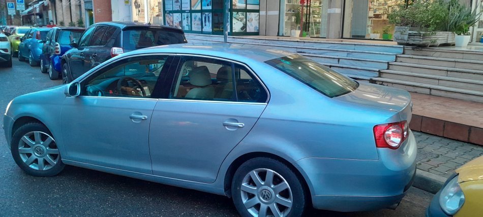 Tirane, shes makine WOLSVAGEN JEETA Benzin, gri metalizato manuale Klima 215.000 km 3.200 €