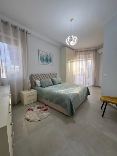 Tirane, jepet me qera apartament 2+1 Kati 7, 120 m² 1.200 € (Prane Kafe Flora)