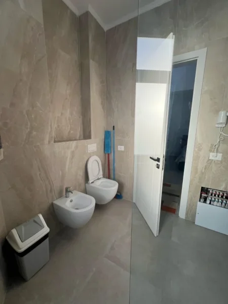 Tirane, jepet me qera apartament 2+1 Kati 7, 120 m² 1.200 € (Prane Kafe Flora)