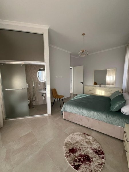 Tirane, jepet me qera apartament 2+1 Kati 7, 120 m² 1.200 € (Prane Kafe Flora)