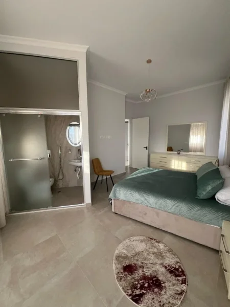 Tirane, jepet me qera apartament 2+1 Kati 7, 120 m² 1.200 € (Prane Kafe Flora)