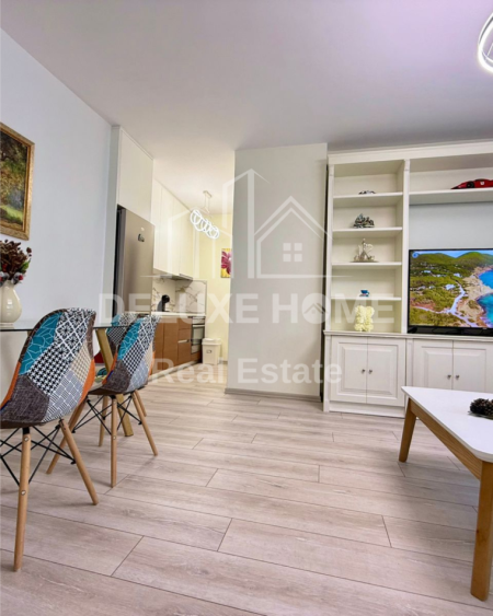 Tirane, jepet me qera apartament 1+1+Ballkon Kati 8, 70 m² 900 € (Rr. Kosovarve)