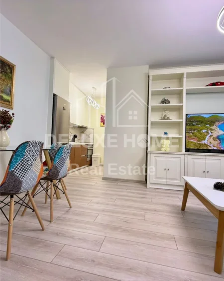 Tirane, jepet me qera apartament 1+1+Ballkon Kati 8, 70 m² 900 € (Rr. Kosovarve)