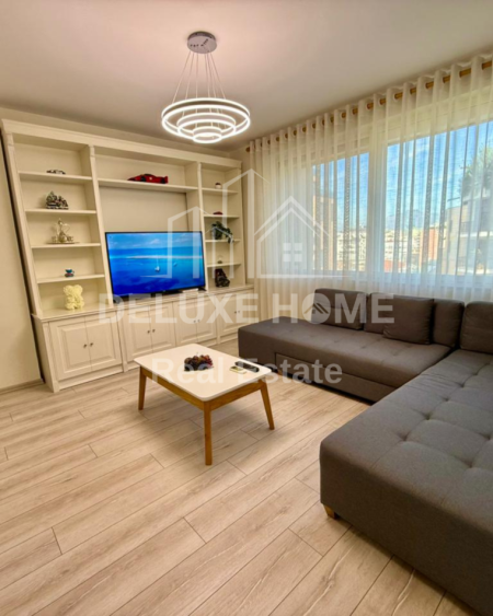 Tirane, jepet me qera apartament 1+1+Ballkon Kati 8, 70 m² 900 € (Rr. Kosovarve)