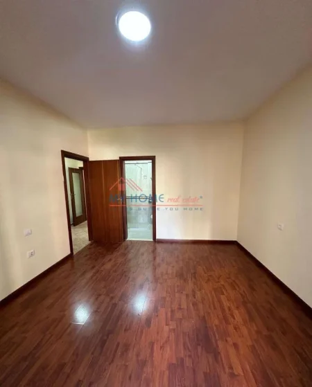Tirane, jepet me qera zyre Kati 4, 118 m² 650 € (Komuna e Parisit)