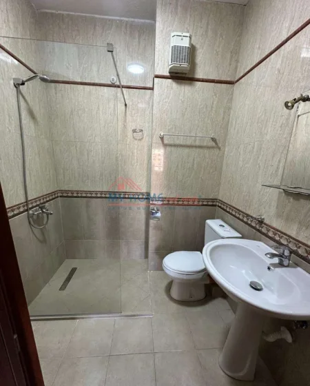 Tirane, jepet me qera zyre Kati 4, 118 m² 650 € (Komuna e Parisit)