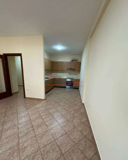 Tirane, jepet me qera zyre Kati 4, 118 m² 650 € (Komuna e Parisit)