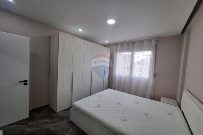 Vlore, jepet me qera apartament 1+1 Kati 7, 76 m² 400 € (Pranë Conad, Ismail Qemali, Vlorë)
