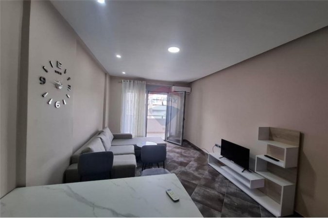Vlore, jepet me qera apartament 1+1 Kati 7, 76 m² 400 € (Pranë Conad, Ismail Qemali, Vlorë)
