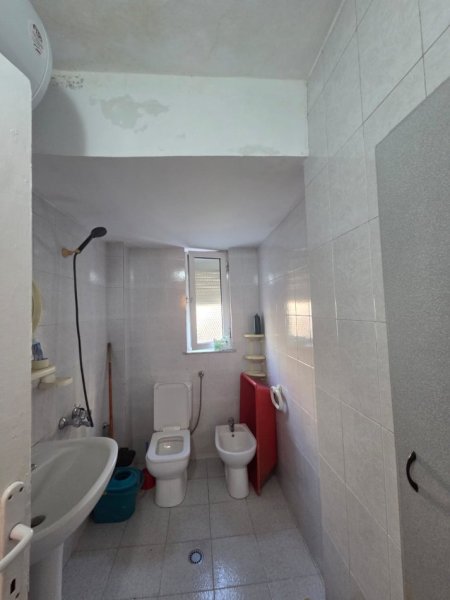 Tirane, jepet me qera apartament 2+1+Ballkon Kati 2, 75 m² 500 € 