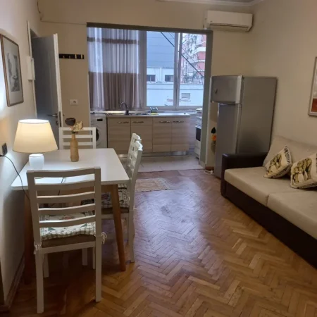 Tirane, jepet me qera apartament 1+1+Ballkon Kati 2, 75 m² 600 € 