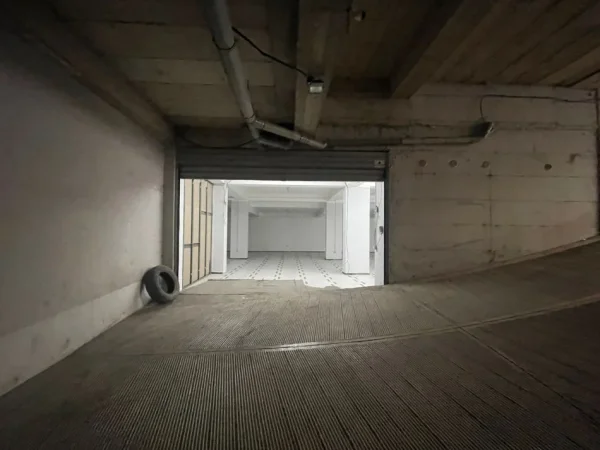 Tirane, jepet me qera magazine Kati -1, 300 m² 1.300 € (ASTIR)