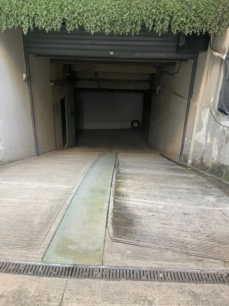 Tirane, jepet me qera magazine Kati -1, 300 m² 1.300 € (ASTIR)