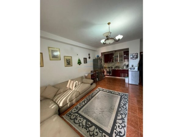 Tirane, shitet apartament 2+1 Kati 3, 100 m² 300.000 € (Bllok pranë kafe Roma)