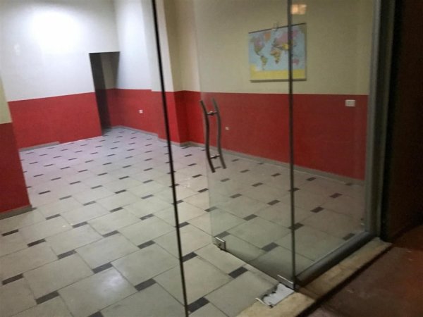 Tirane, jepet me qera dyqan Kati 0, 35 m² 350 € (YZBERISHT)